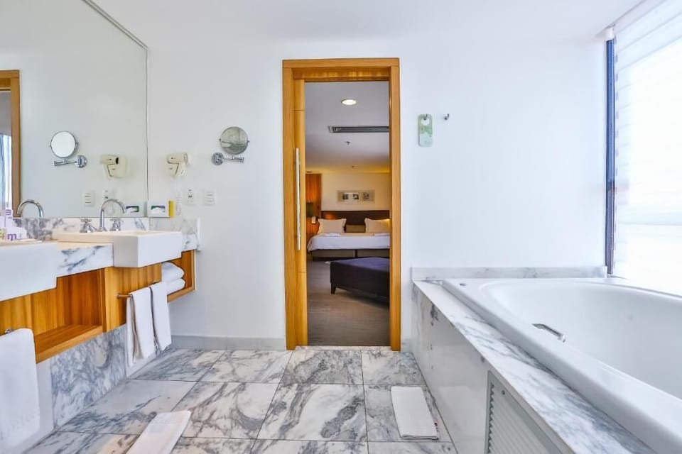 Executive Suite | Bathroom | Free toiletries, hair dryer, towels