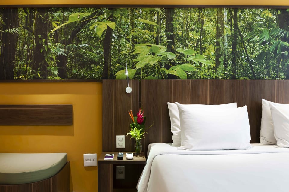 Standard Room, 1 Queen Bed | Minibar, in-room safe, desk, iron/ironing board