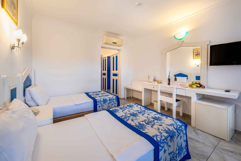 Standard Room | In-room safe, desk