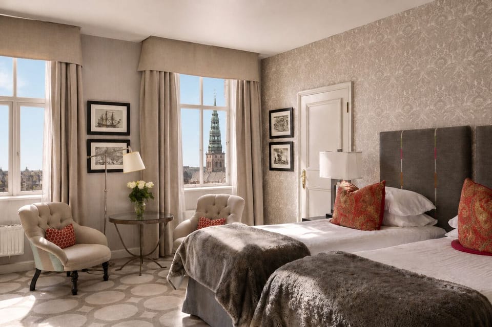 Deluxe Room (Twin) | Minibar, in-room safe, desk, laptop workspace
