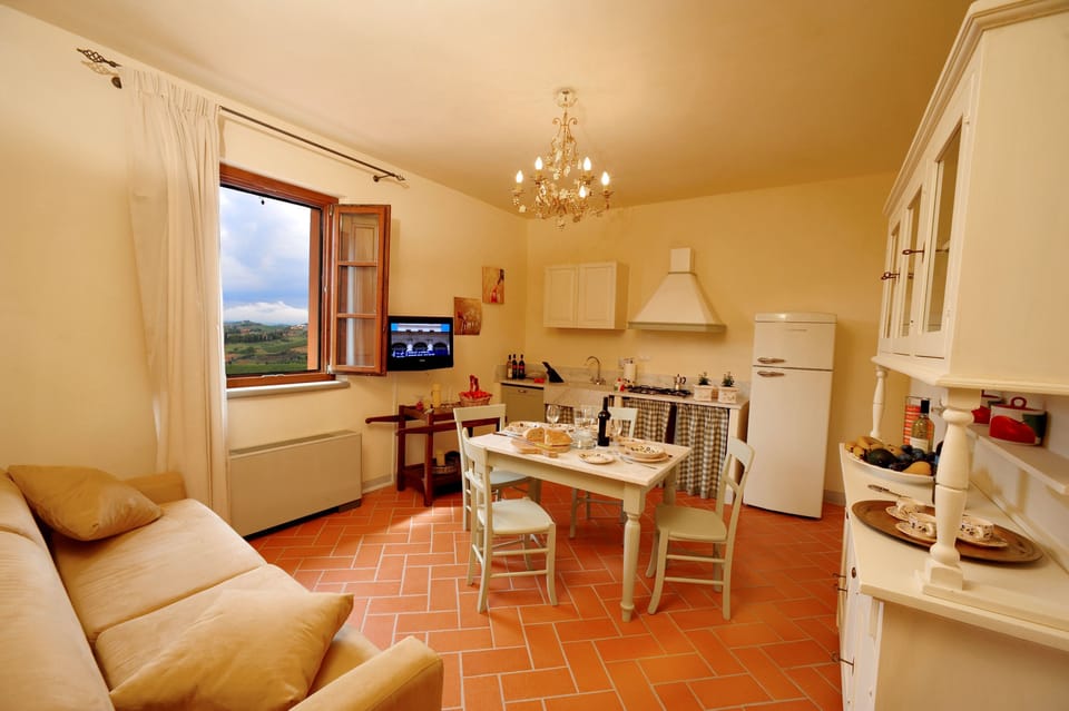 Classic Apartment, 1 Bedroom | Private kitchen | Highchair