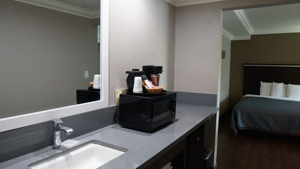 Combined shower/tub, free toiletries, hair dryer, towels