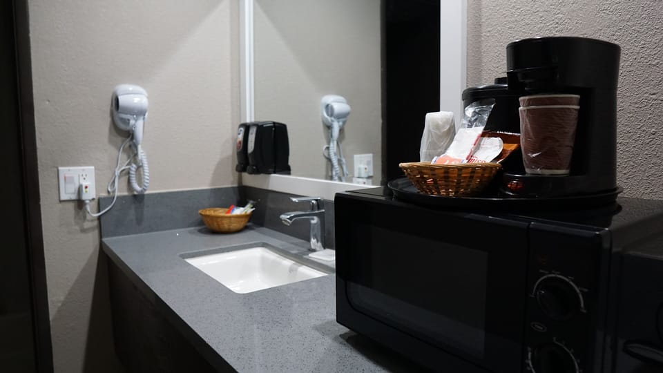 Combined shower/tub, free toiletries, hair dryer, towels
