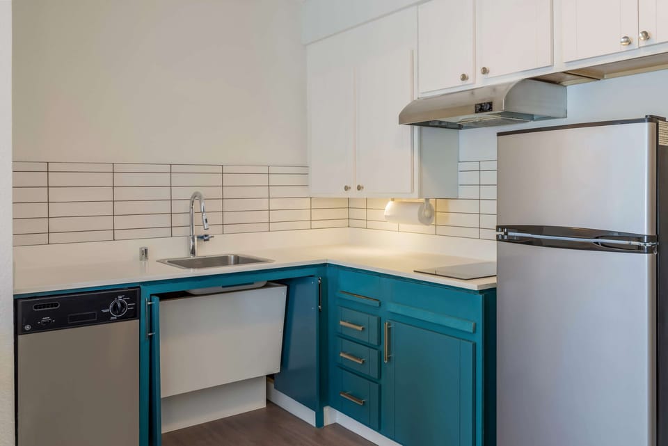Full-size fridge, microwave, stovetop, dishwasher