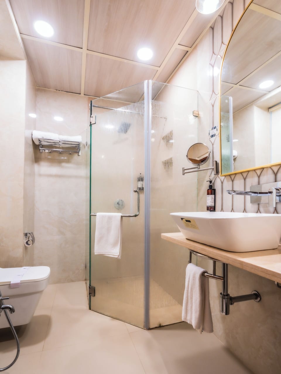 Executive Room | Bathroom | Shower, free toiletries, hair dryer, towels