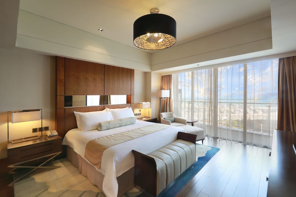Deluxe VIP Seaview Suite | Minibar, in-room safe, desk, soundproofing