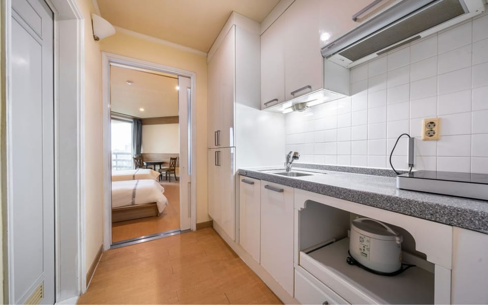 Room (13py, Standard Twin) | Private kitchenette | Fridge