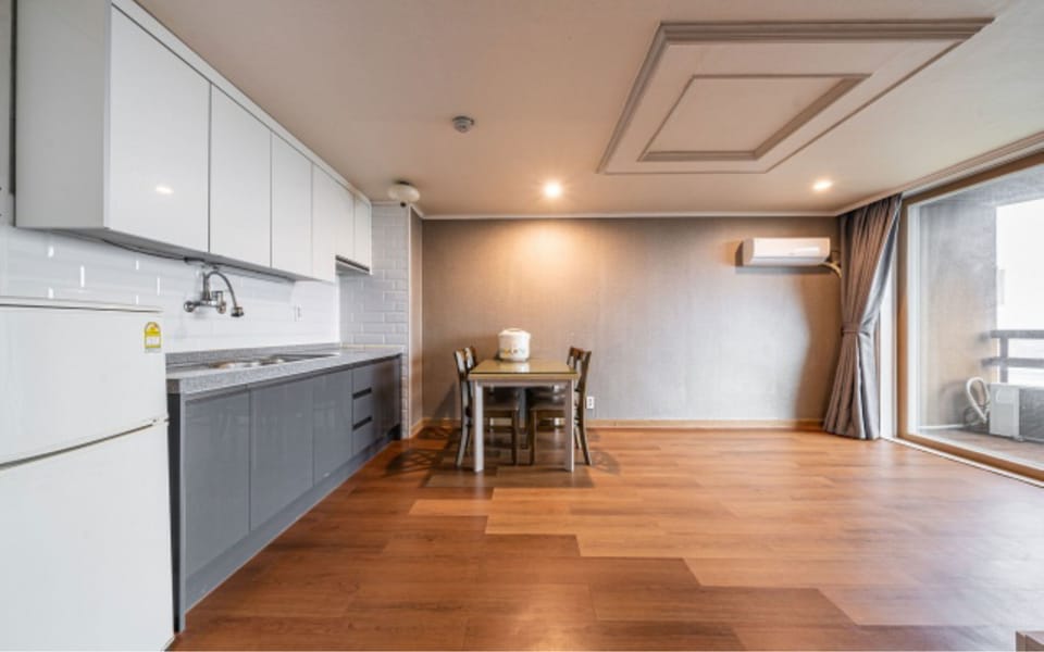 Room (19py, Premium) | Private kitchenette | Fridge