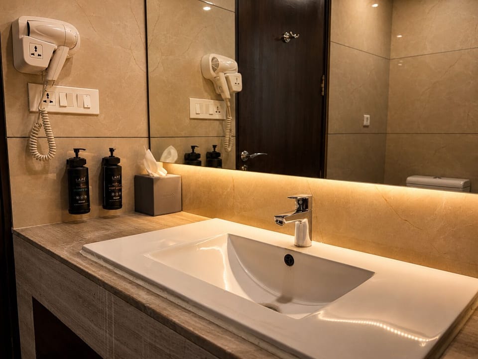 Executive Room | Bathroom | Combined shower/tub, rainfall showerhead, free toiletries