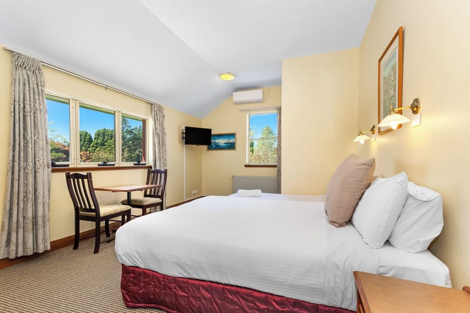 Triple Room, 1 Bedroom | Minibar, blackout drapes, iron/ironing board, WiFi (free)
