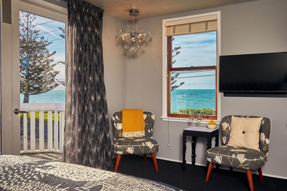 WaterFRONT Balcony | Premium bedding, pillowtop beds, WiFi (free), bed sheets