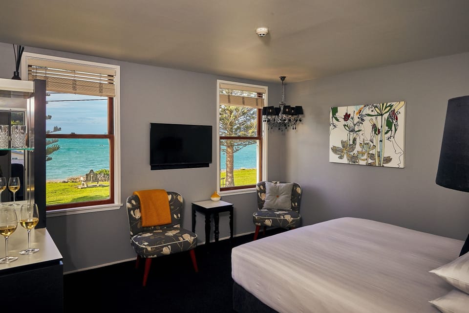 WaterFRONT No Balcony | Premium bedding, pillowtop beds, WiFi (free), bed sheets