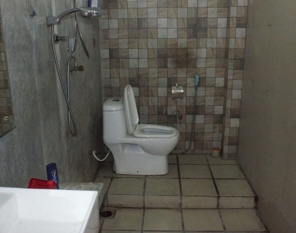 Deluxe Double Room | Bathroom | Shower, rainfall showerhead, towels