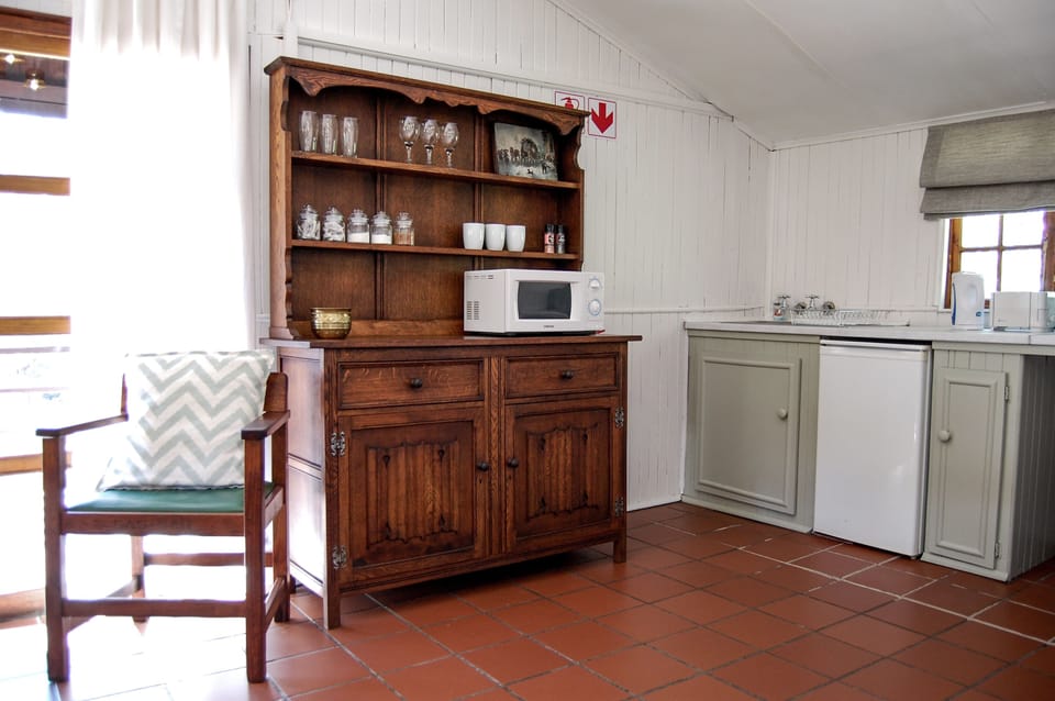 Standard Cabin (Log 1) | Private kitchenette | Mini-fridge, microwave, oven, stovetop