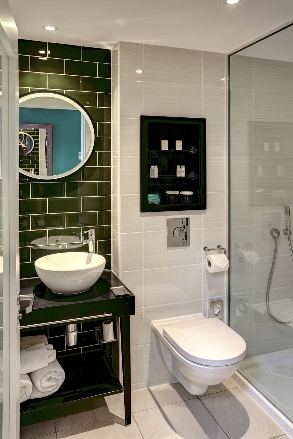 Shower, rainfall showerhead, free toiletries, hair dryer