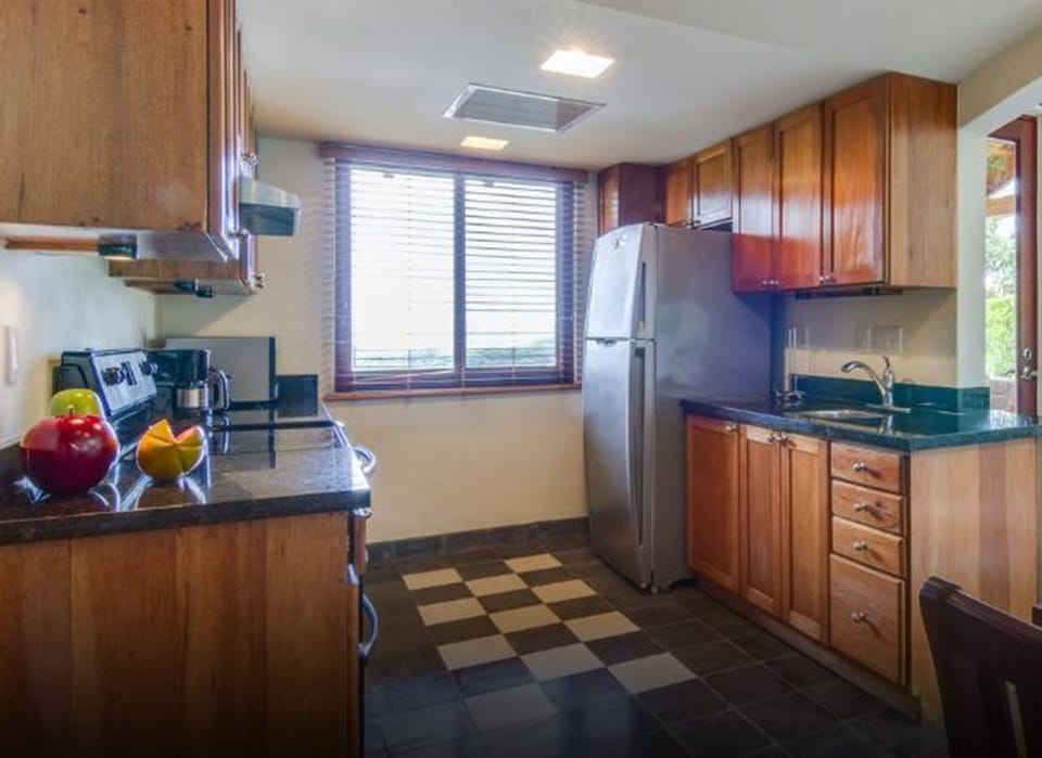 Coffee/tea maker, full-size fridge, microwave, oven