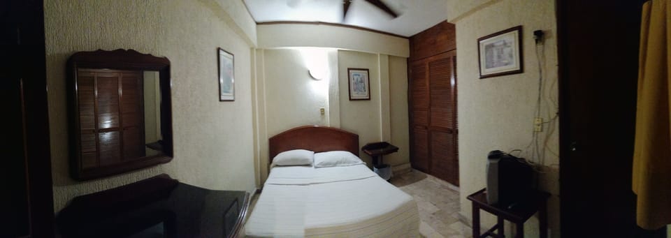 Habitación Doble Económica con Ventilador de Techo | Desk, laptop workspace, iron/ironing board, free WiFi