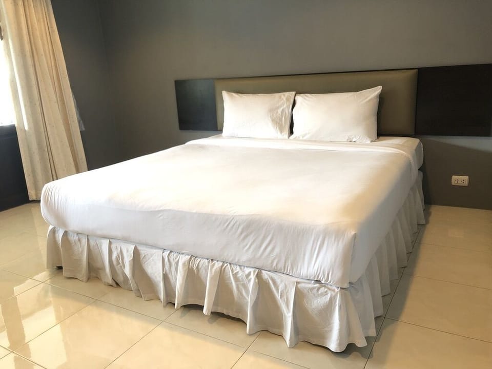 Standard Double Room | Hypo-allergenic bedding available, minibar, desk, WiFi (free)