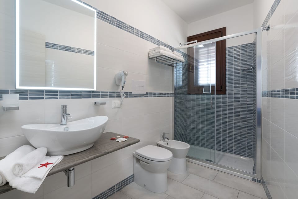 Double Room | Bathroom | Shower, rainfall showerhead, hair dryer, bidet