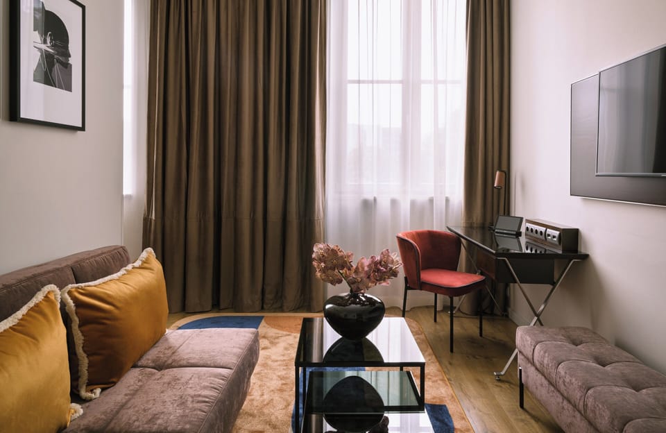 Executive Suite | Hypo-allergenic bedding, minibar, in-room safe, desk
