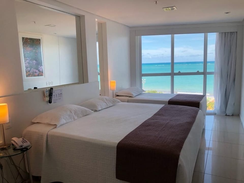 Premium Triplo Frente Mar | Minibar, in-room safe, desk, laptop workspace