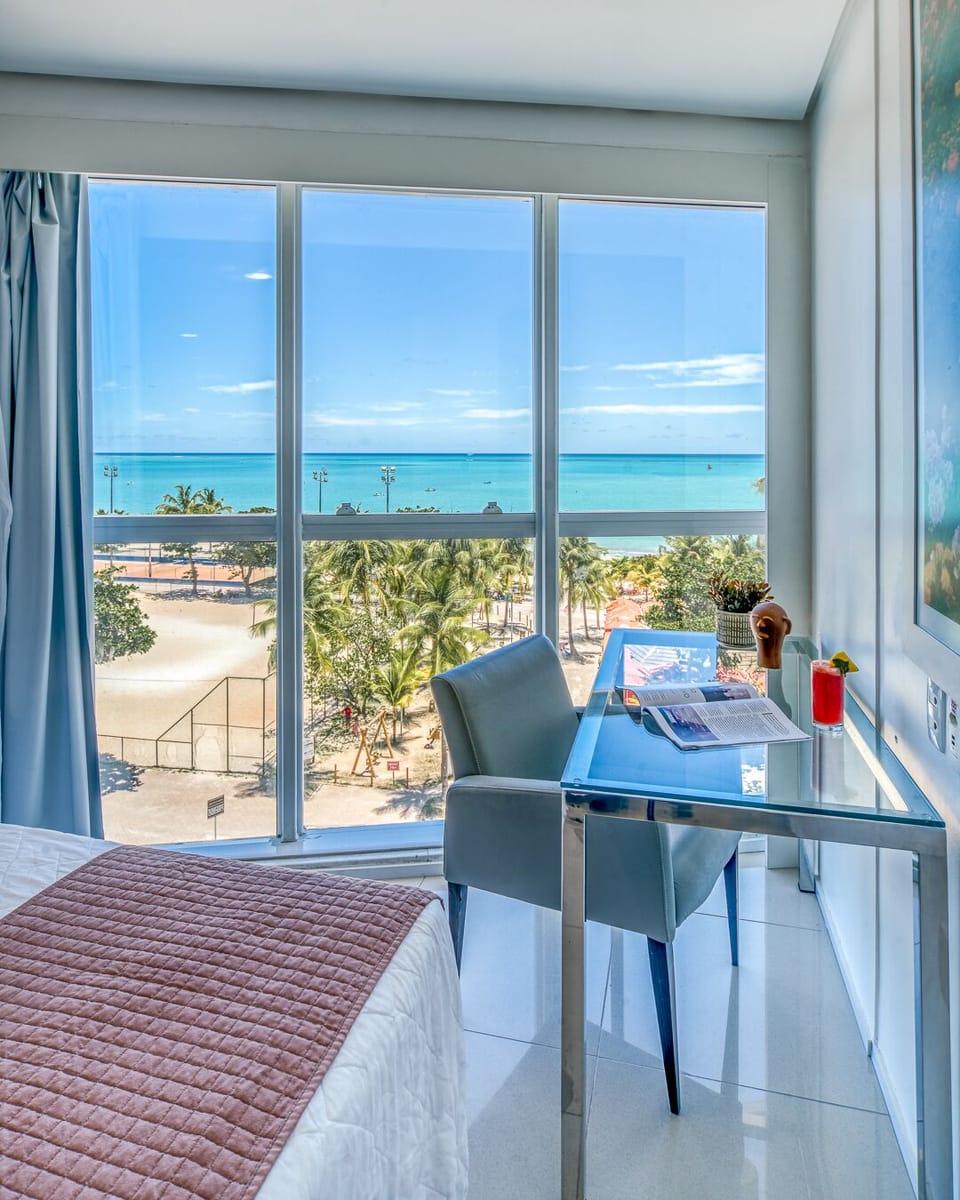 Premium Triplo Frente Mar | Minibar, in-room safe, desk, laptop workspace