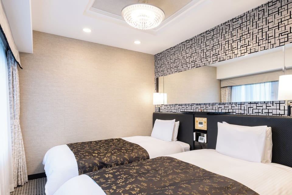 Deluxe Twin Room | Desk, blackout drapes, WiFi (free), bed sheets