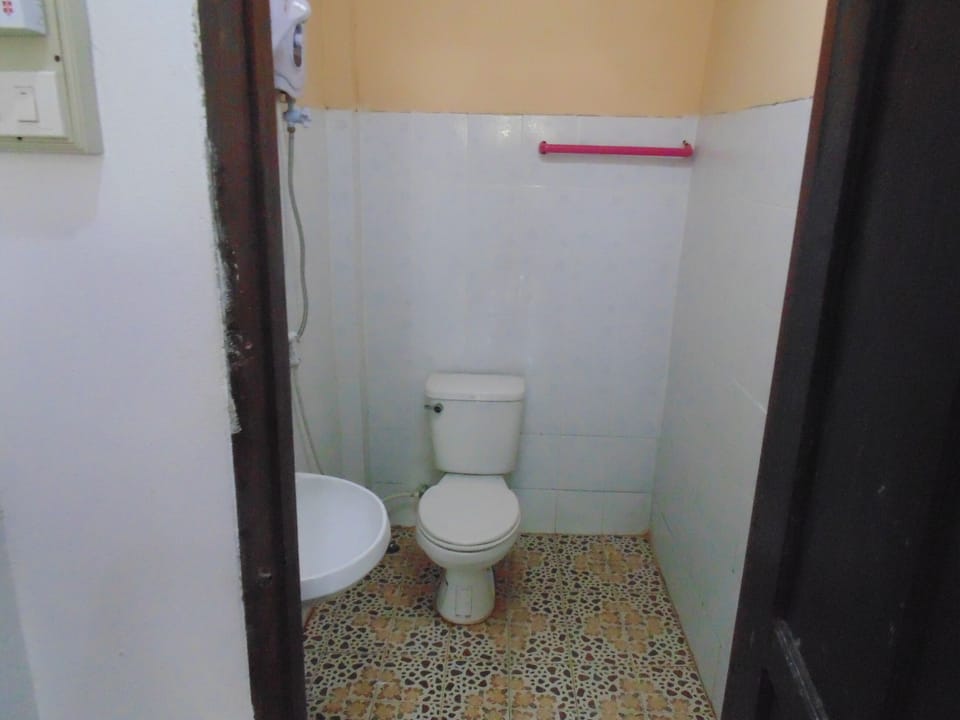 Shower, free toiletries, towels