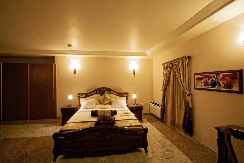 Executive Room | Desk, laptop workspace, blackout drapes, iron/ironing board