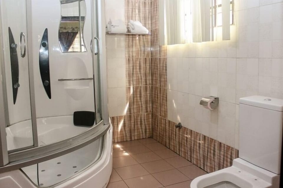 Combined shower/tub, free toiletries, slippers, towels
