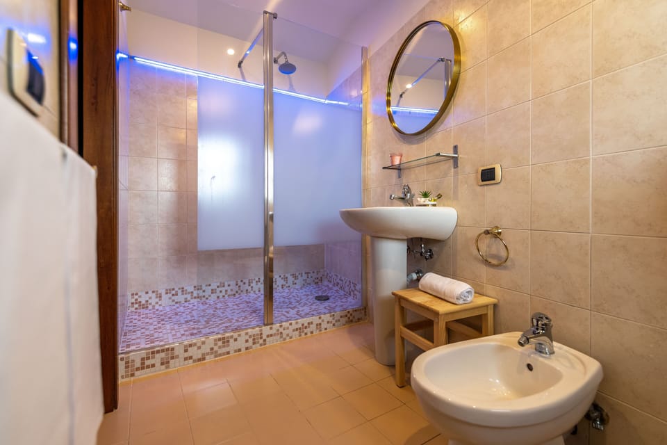 Comfort Triple Room, 1 Bedroom, Ensuite, Garden View | Bathroom | Shower, rainfall showerhead, free toiletries, hair dryer