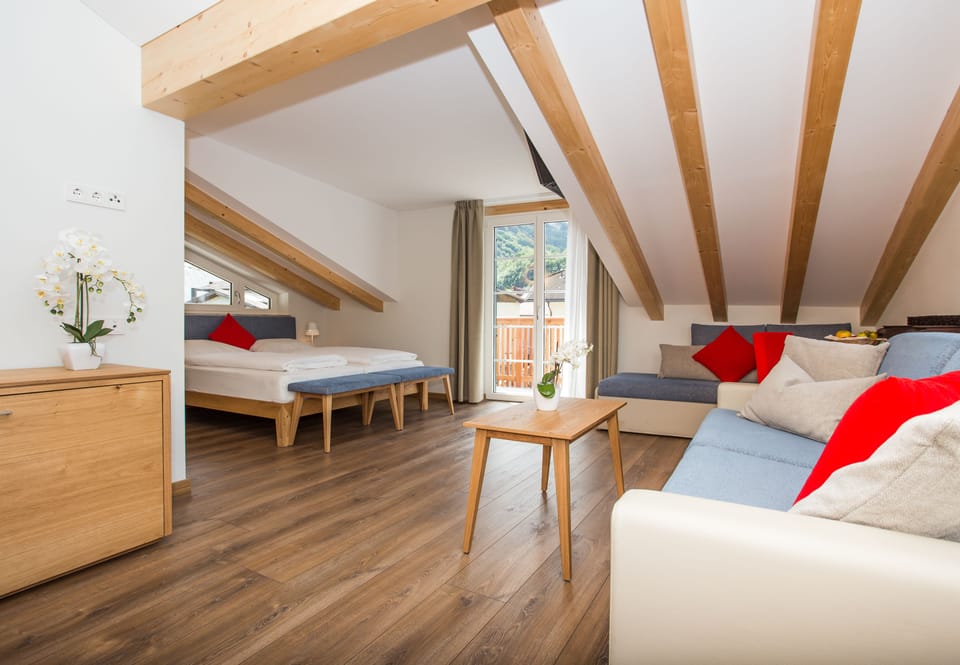 Suite | Down comforters, Select Comfort beds, minibar, in-room safe