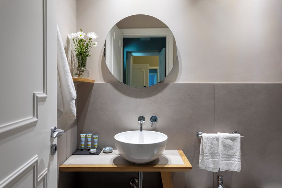 Double Room, 1 Queen Bed | Bathroom | Shower, free toiletries, hair dryer, bathrobes