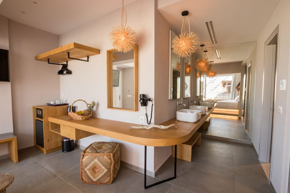 Executive Suite, Jetted Tub, Sea View | Minibar, in-room safe, individually decorated, individually furnished