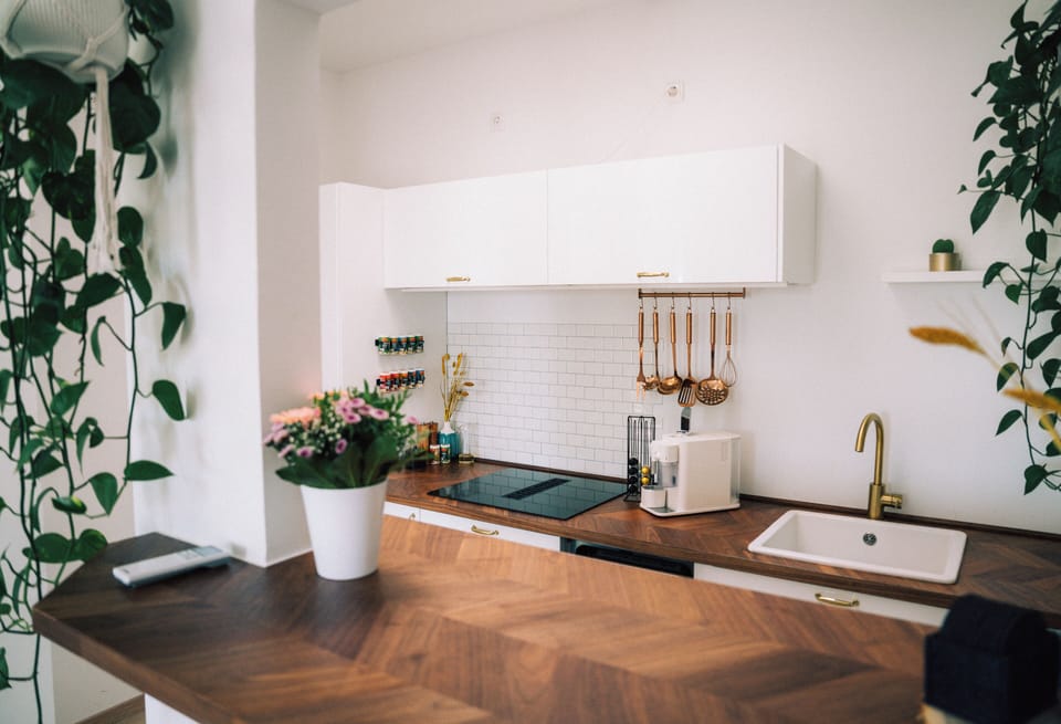 Executive Woodpecker Suite | Private kitchen | Mini-fridge, highchair