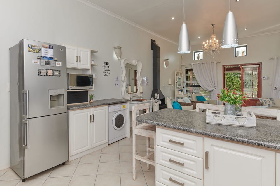 Deluxe House, 4 Bedrooms | Private kitchen | Electric kettle