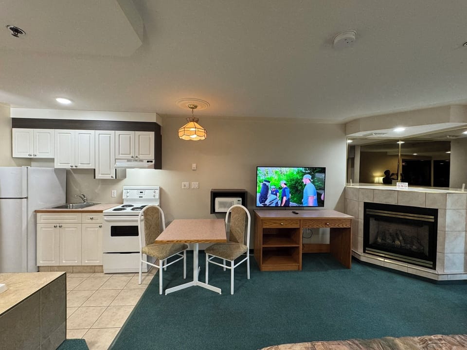 Studio, 1 King Bed, Jetted Tub | In-room dining