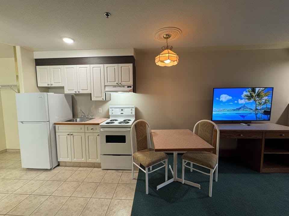 Studio, 1 Queen Bed, Fireplace | In-room dining