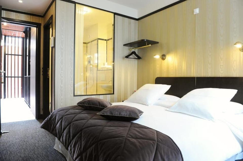 Le Standard Deluxe | Free WiFi, bed sheets