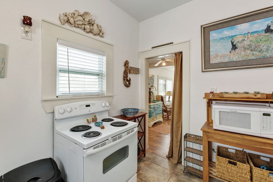Standard House, 3 Bedrooms, Kitchen, Beachside | Private kitchen | Full-size fridge, microwave, oven, stovetop