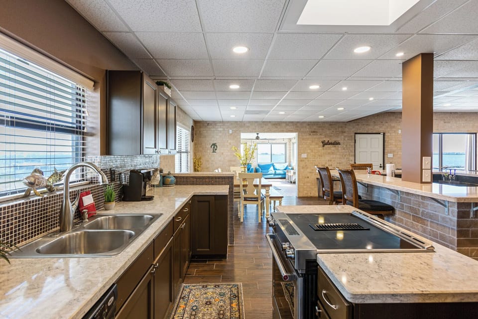 Full-size fridge, microwave, oven, stovetop