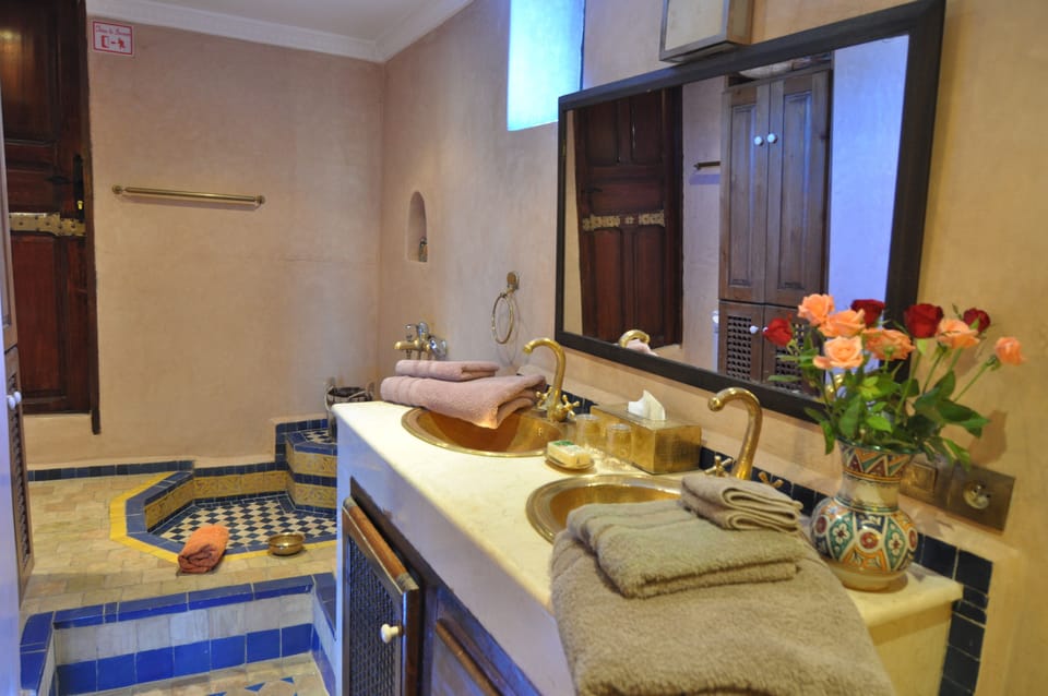 Shower, free toiletries, towels