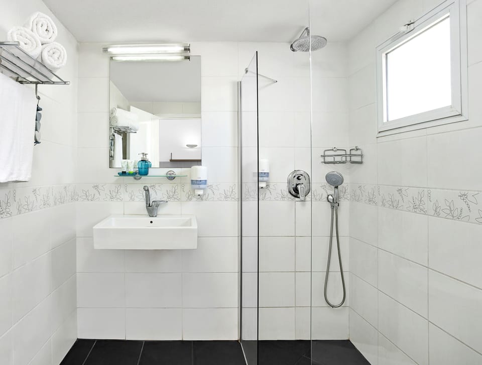 Large Family Apartment, 2 bedrooms, with Garden Access | Bathroom | Shower, free toiletries, towels