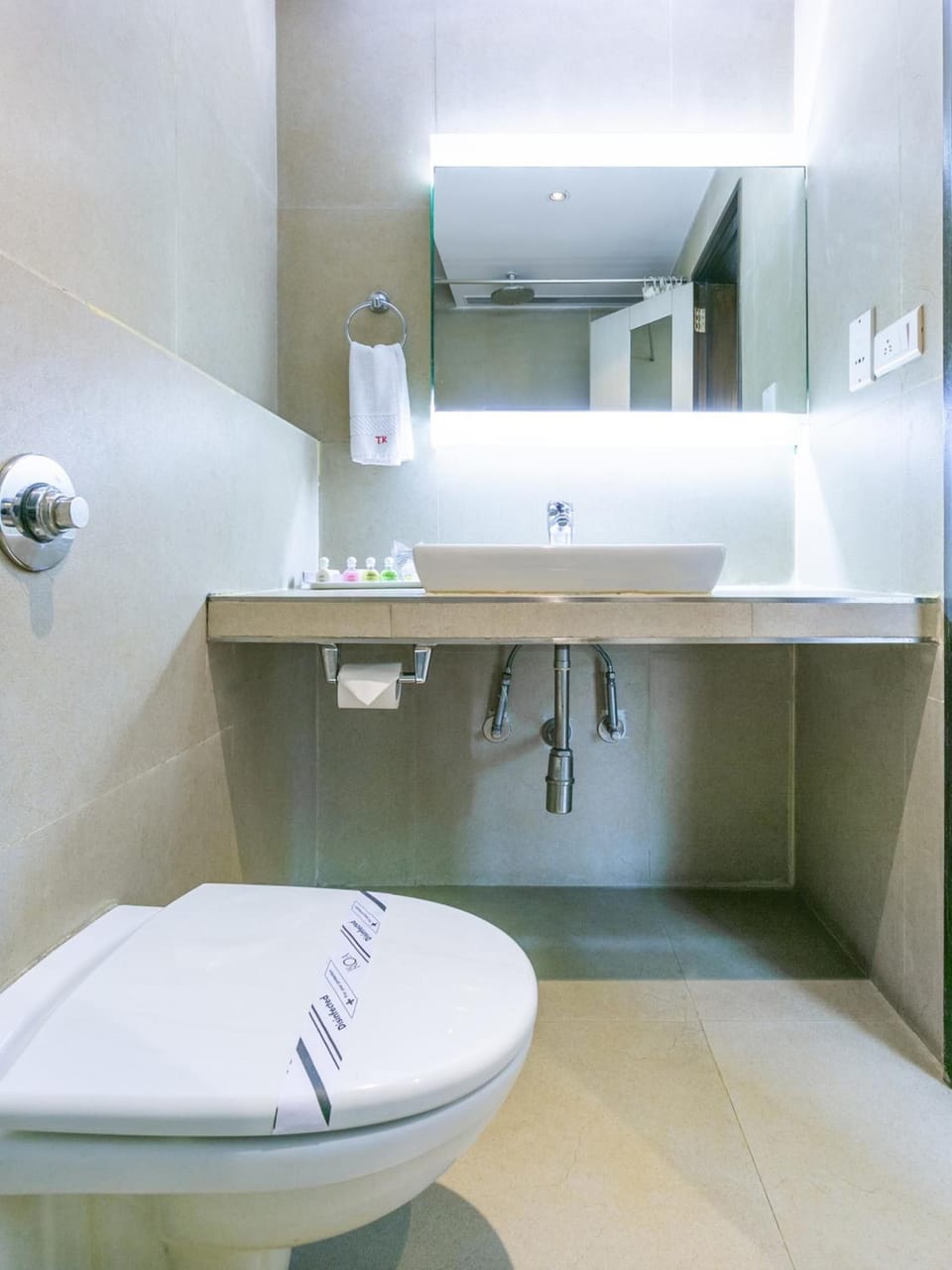 Shower, rainfall showerhead, free toiletries, hair dryer (on request)