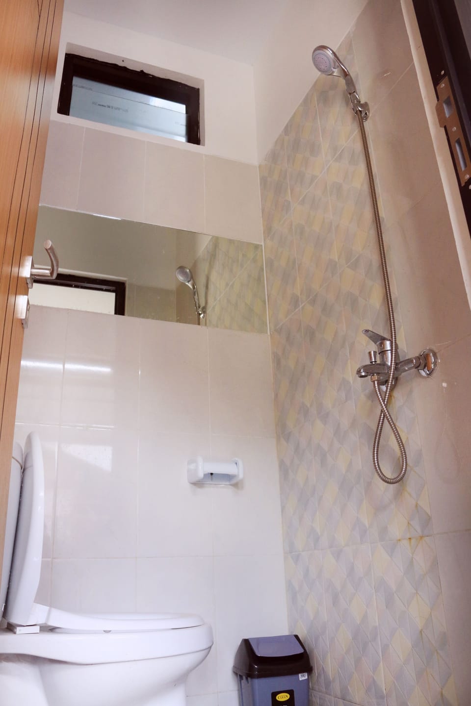 Shower, rainfall showerhead, free toiletries, slippers