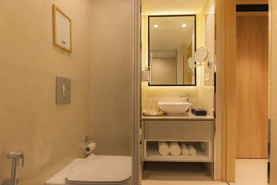 Superior Double Room | Bathroom | Shower, free toiletries, towels