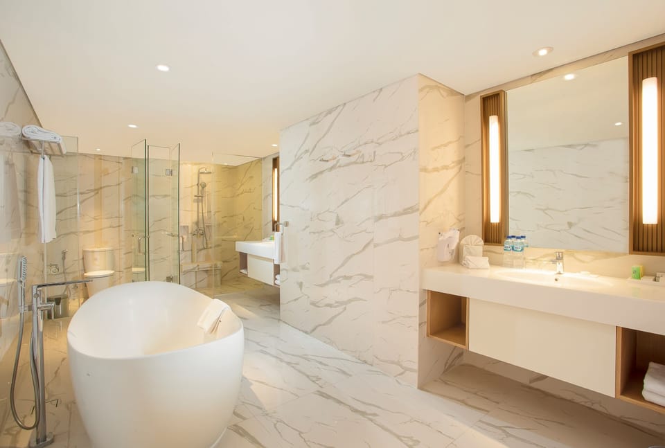 Presidential Suite | Bathroom | Free toiletries, hair dryer, slippers, towels