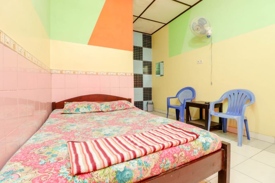 Desk, bed sheets