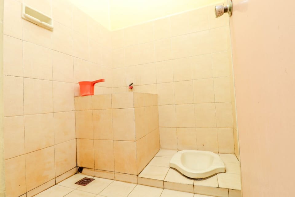 Shower, free toiletries, towels