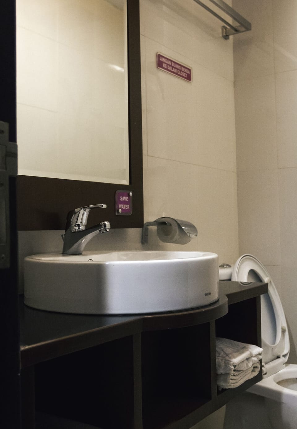 Bathroom sink